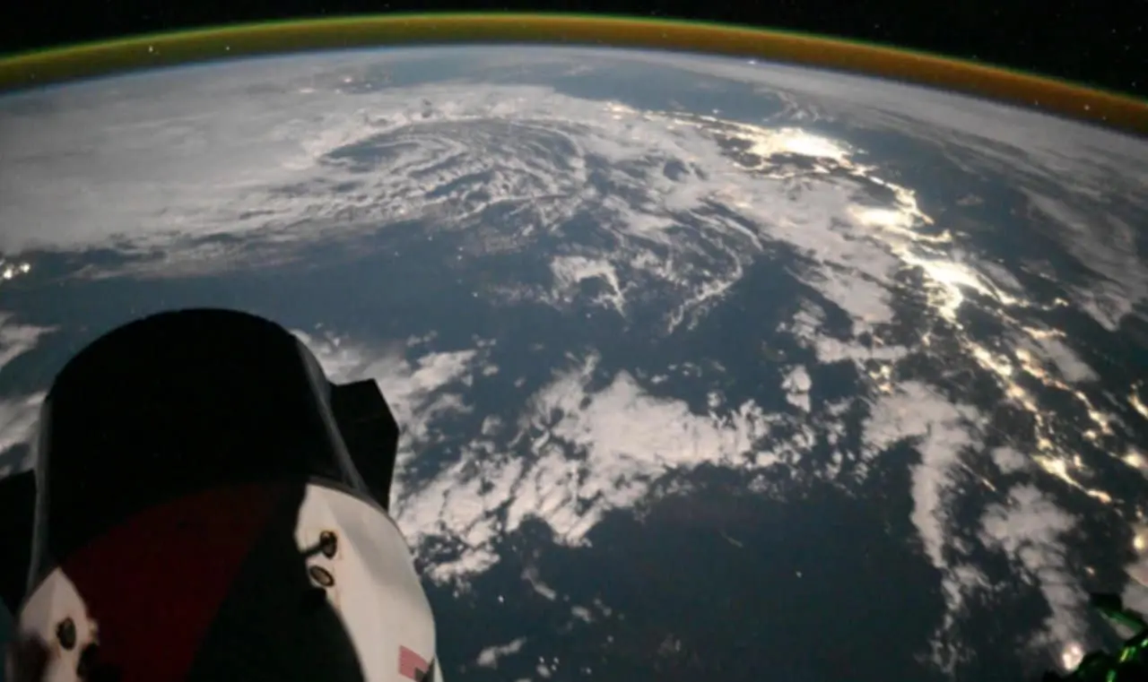 Planeta e Japao no espaço - JAXA/NASA