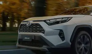Il collo di bottiglia nella produzione globale di SUV porta Toyota a offrire alternative ibride ai clienti