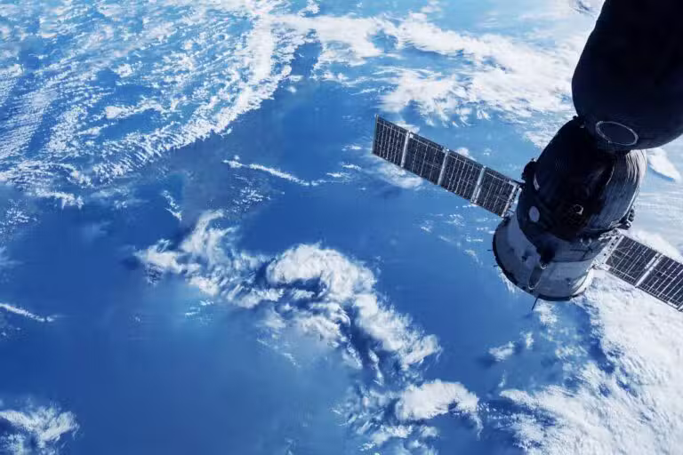 satélite espacial acima da superfície da Terra