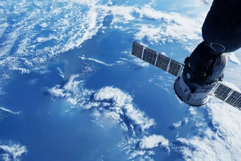 satélite espacial acima da superfície da Terra