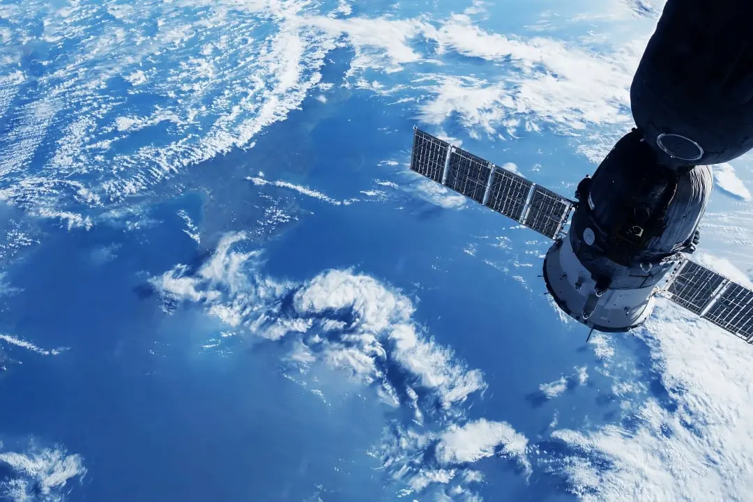 satélite espacial acima da superfície da Terra