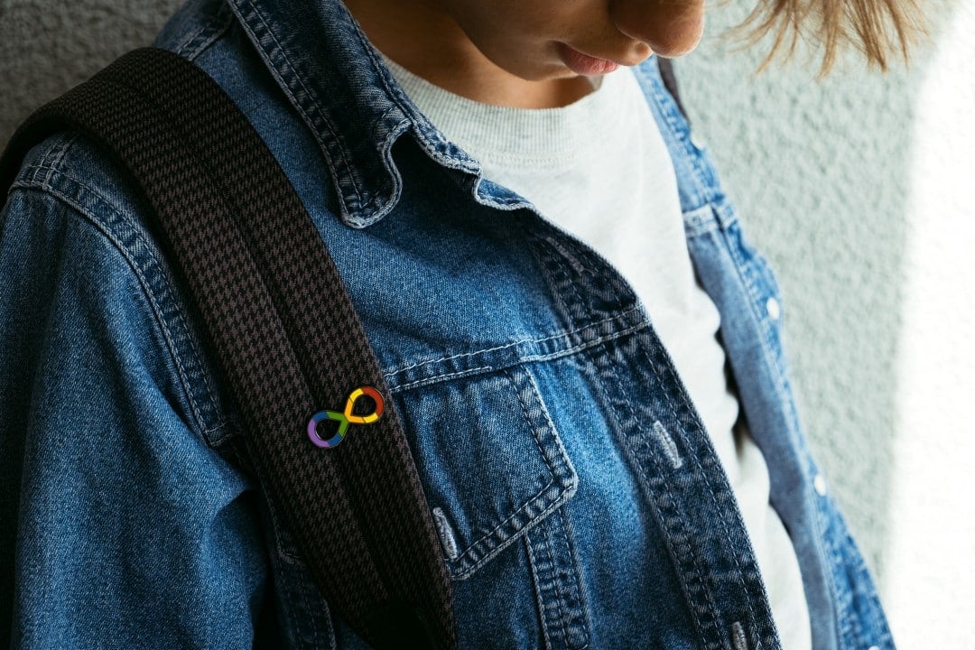 Adolescente, símbolo de autismo