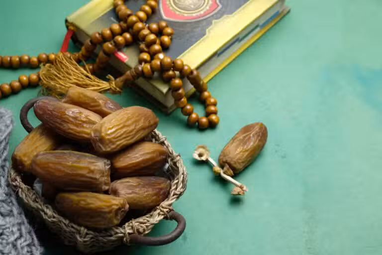 Alcorão, contas de oração (tasbih) e datas são populares durante o mês do Ramadã