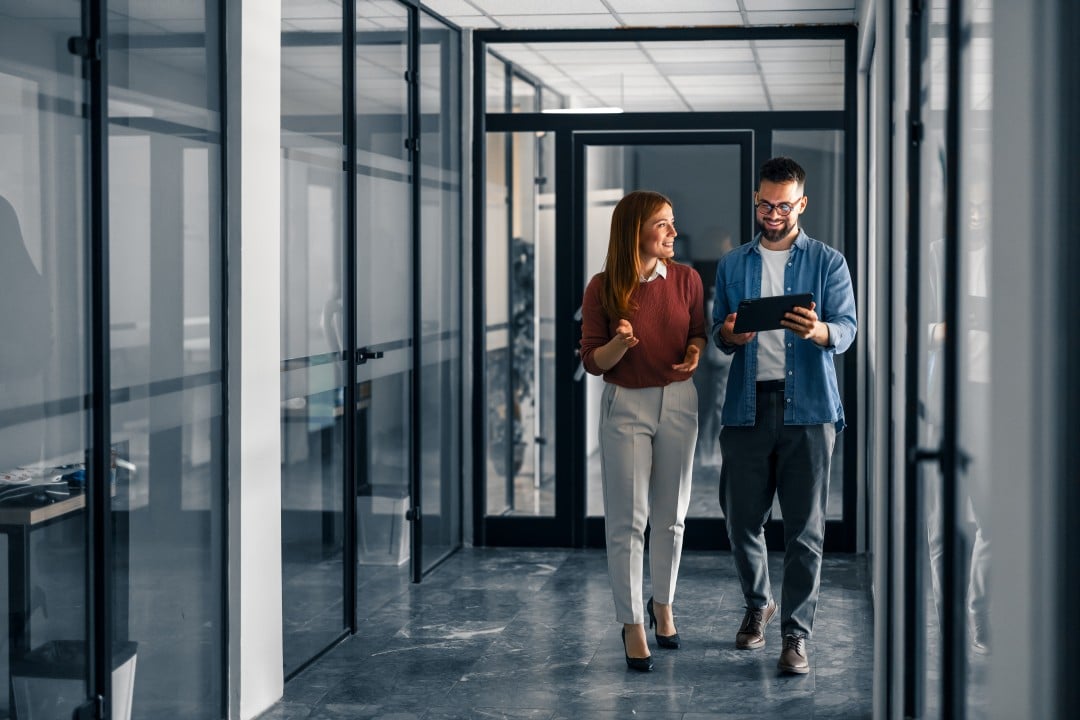 Ambiente de trabalho, escritório, profissionais no trabalho