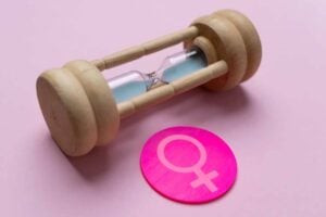 Ampulheta e símbolo de gênero feminino, conceito de menopausa