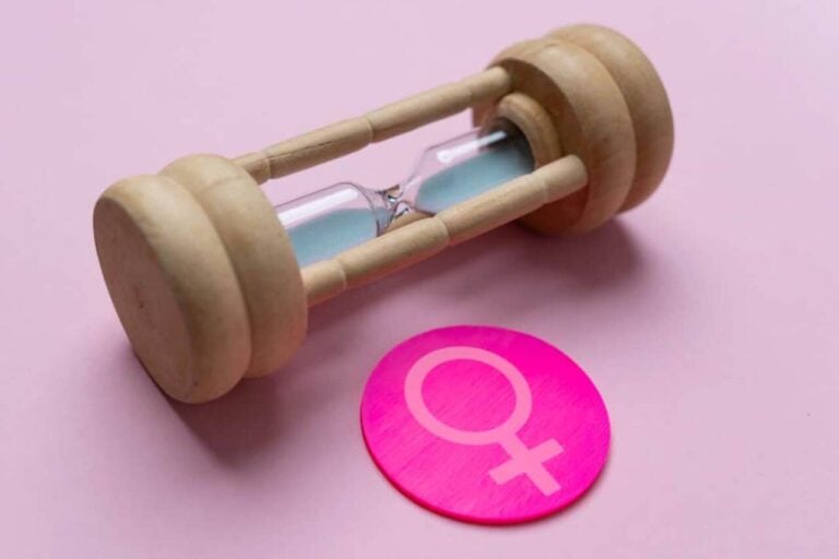 Ampulheta e símbolo de gênero feminino, conceito de menopausa