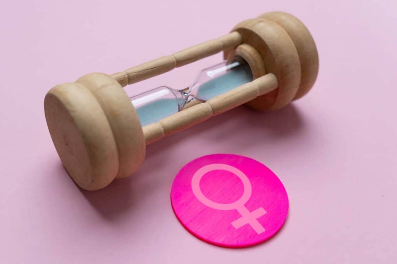 Ampulheta e simbolo del genere femminile, concetto di menopausa