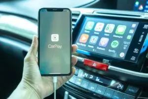 Producătorii de automobile restricționează oglindirea telefoanelor mobile în mașini pentru a se concentra pe publicitate și abonamentele digitale