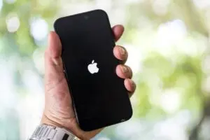 Apple phát hành cải tiến bảo mật nền đầu tiên cho iPhone