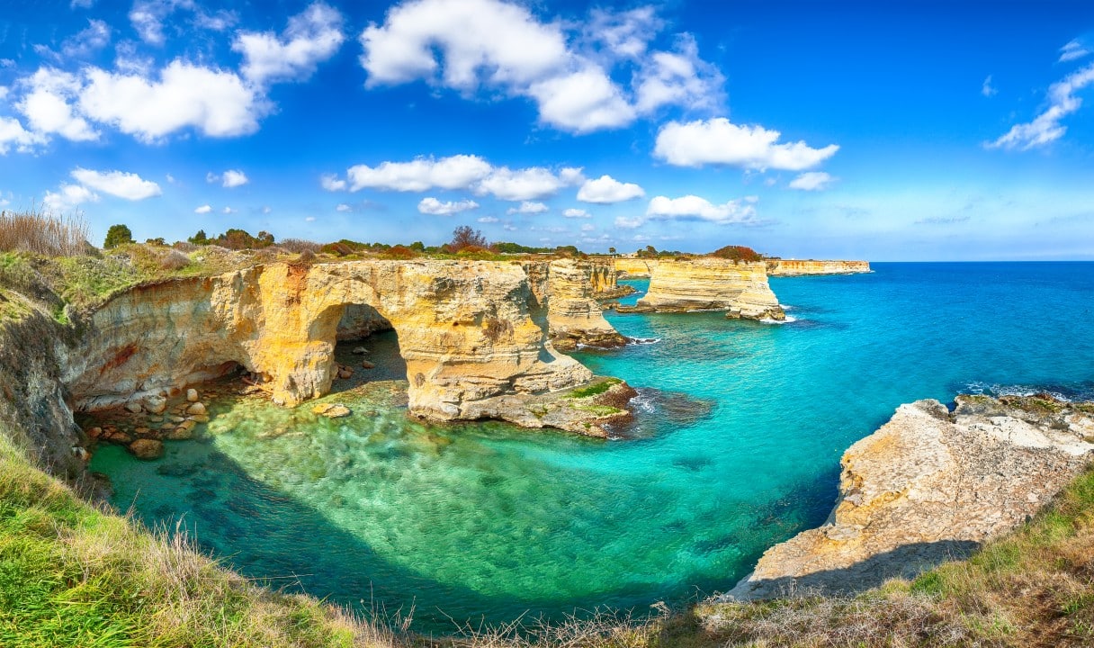 Arco rochoso na costa de Salento, Itália