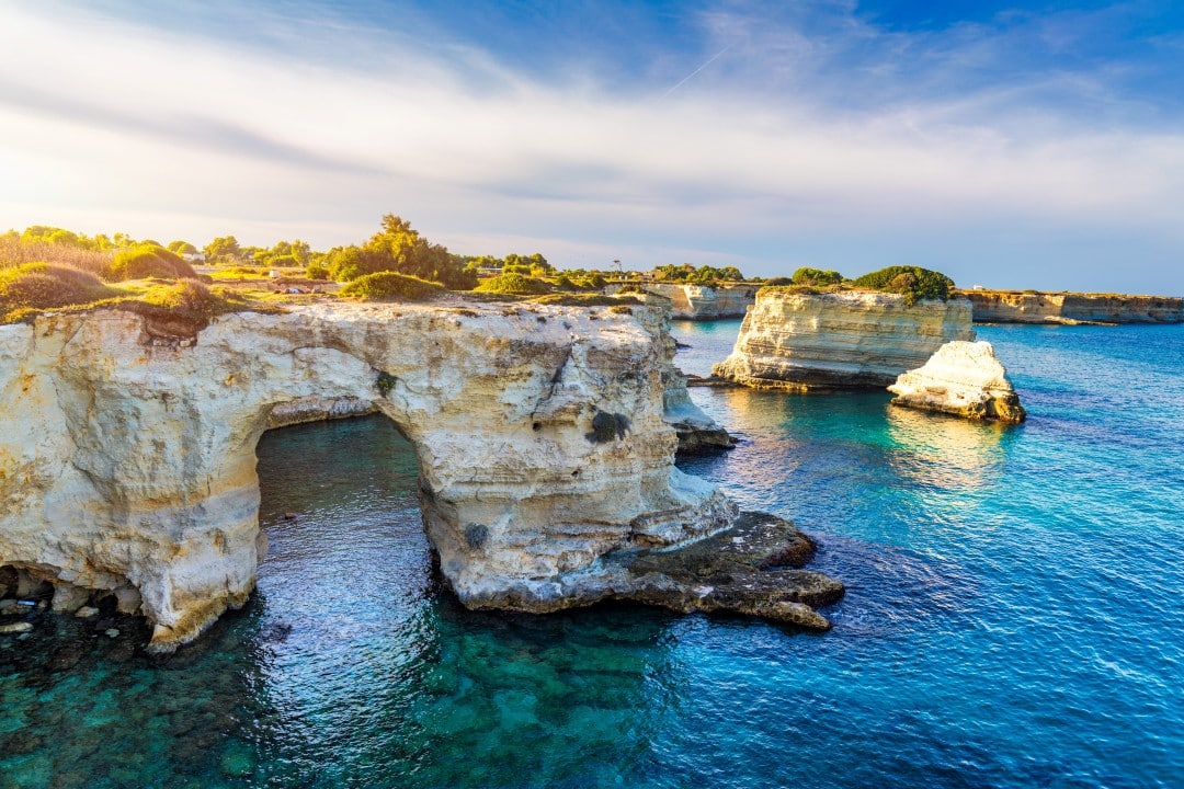 Arco rochoso na costa de Salento na Itália