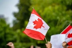 Cidadãos canadenses recém-naturalizados são solicitados a devolver certificados após revisão de processos