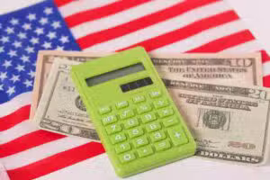 Projeto de lei nos EUA propõe salário mínimo de US$ 25 por hora até 2031