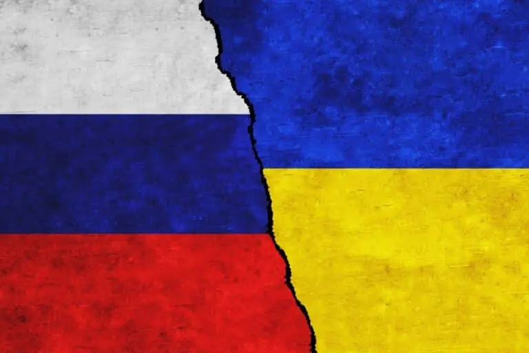 Bandeiras da Rússia e da Ucrania