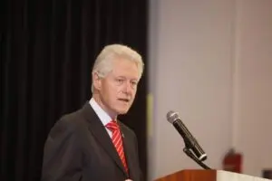 米下院委員会、ジェフリー・エプスタインとの関係をめぐりビル・クリントン氏を厳重に追及