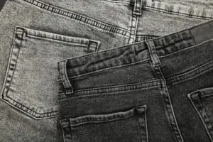 Jeans cinza dos anos 2000 volta com força nas tendências de denim para 2026