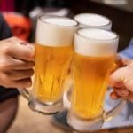 Canecas de cerveja, brindando