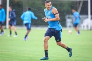 Renovação de Carlos Vinícius no Grêmio fica em suspense por metas não atingidas