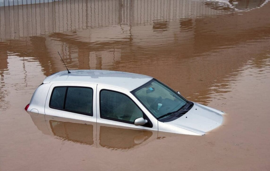 Carro em alagamento
