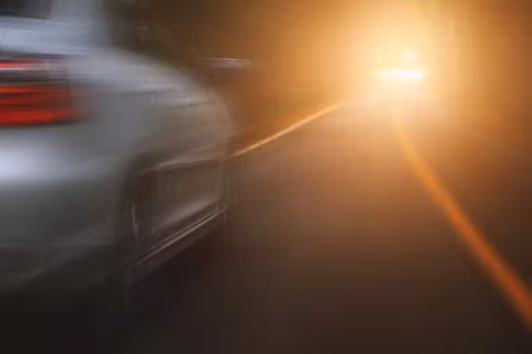 Carro em alta velocidade, dirigindo na estrada