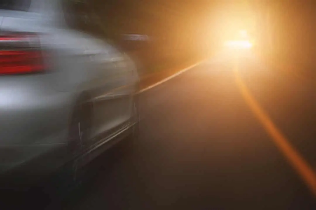 Carro em alta velocidade, dirigindo na estrada