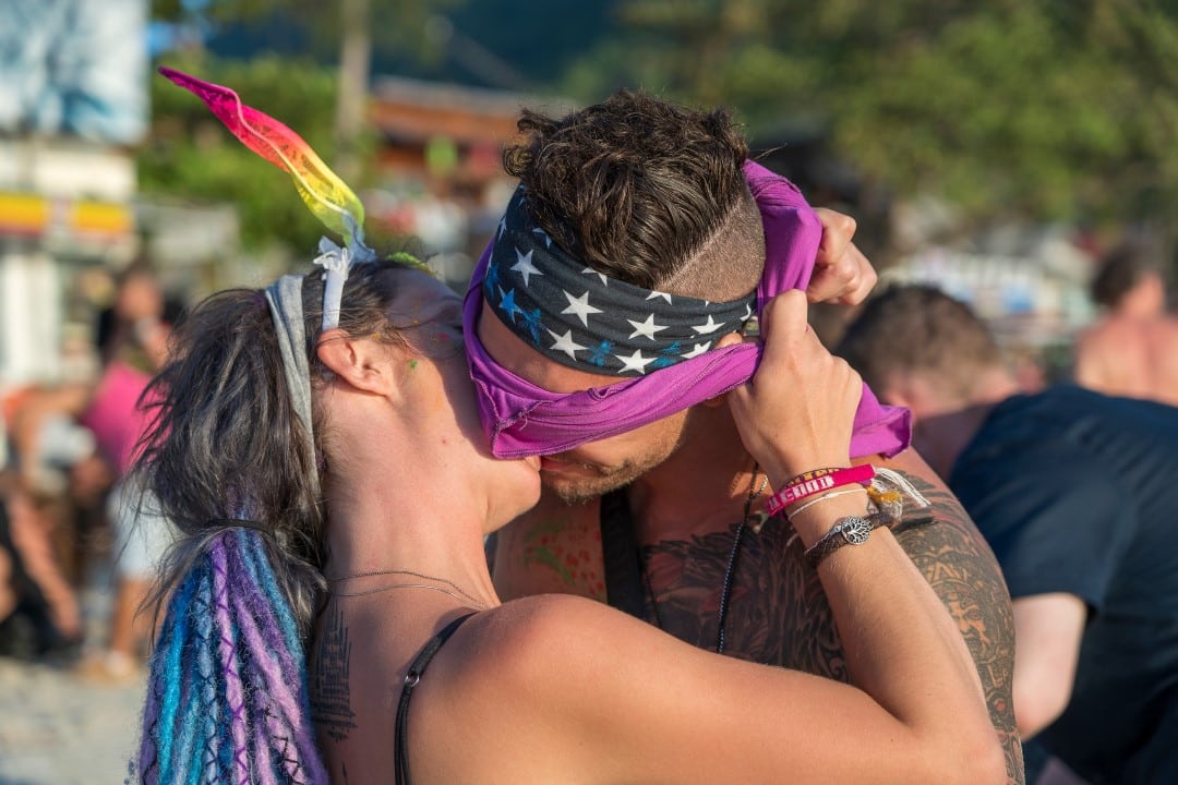 Casal se beijando em festa de carnaval