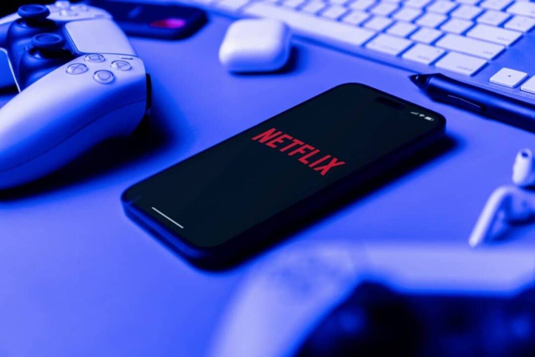 Celular com Netflix, controle de video game