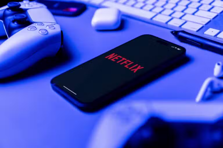 Celular com Netflix, controle de video game