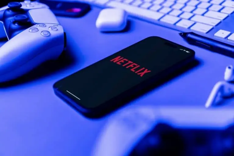 Celular com Netflix, controle de video game