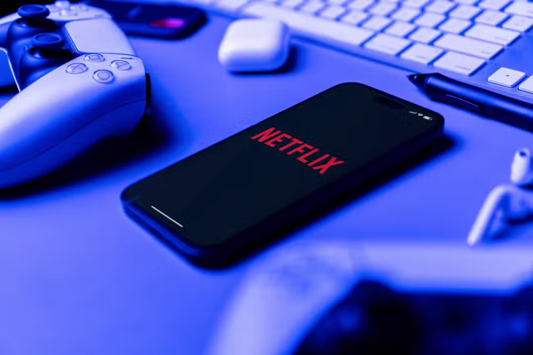 Celular com Netflix, controle de video game