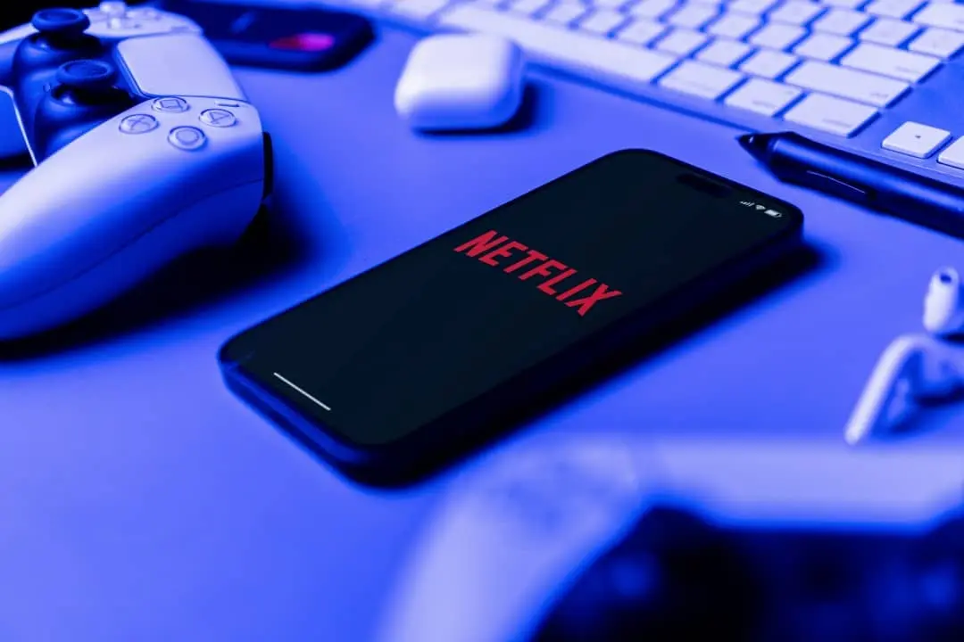 Celular com Netflix, controle de video game
