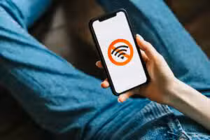 Verborgen risico in openbare Wi-Fi-netwerken: expert wijst op kwetsbaarheden van gebruikers