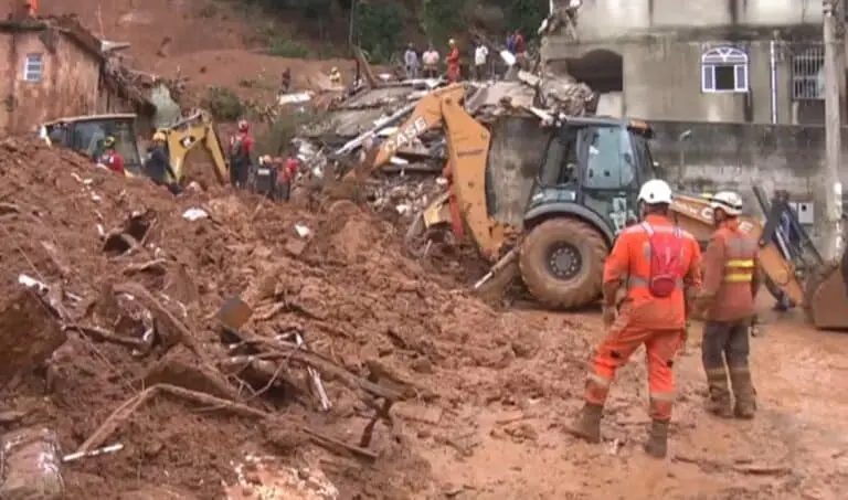 Equipe do Corpo de Bombeiros em resgaste aos delizamentos em Juiz de Fora