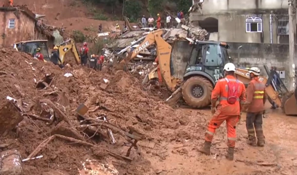 Equipe do Corpo de Bombeiros em resgaste aos delizamentos em Juiz de Fora