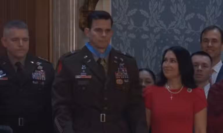 Eric Slover recebe medalha de honra