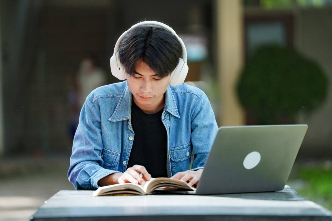 Estudante asiático, Leitura
