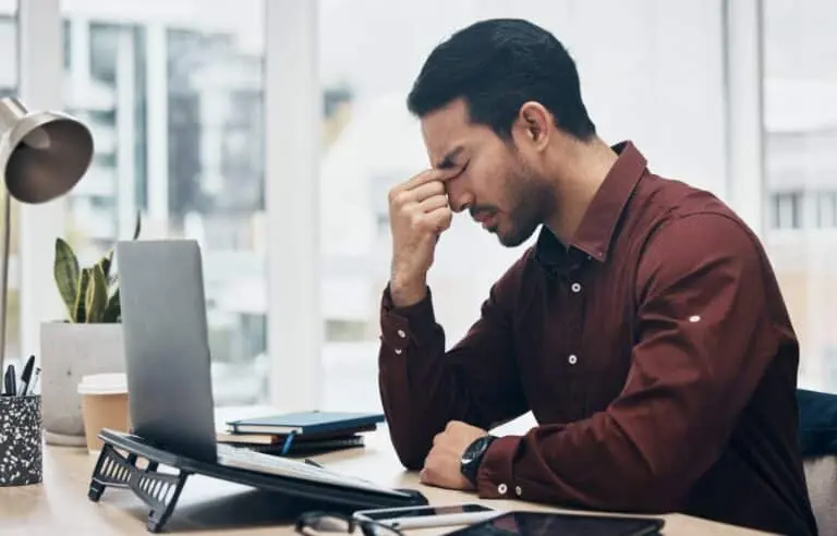 Excesso de telas, trabalho, cansaço mental