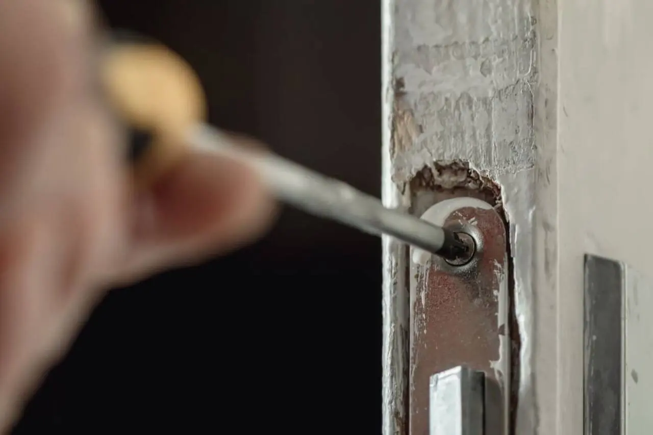 Fechadura de porta, Troca de fechadura