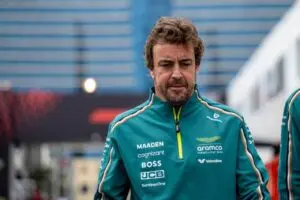 フェルナンド・アロンソとアルピーヌがグッチのサポートに関係しているとの噂もあるが、アストンマーティンは憶測を否定