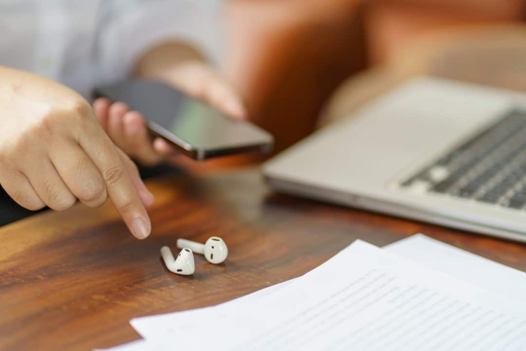 Fone de ouvido na mesa, notebook