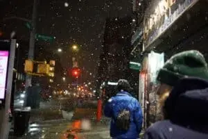 Nova York enfrentou forte nevasca em um domingo, impactando transporte e rotina da metrópole