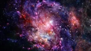 Nascimento estelar em Sagitário: NGC 6559 revela intricada tapeçaria de cores e formação cósmica