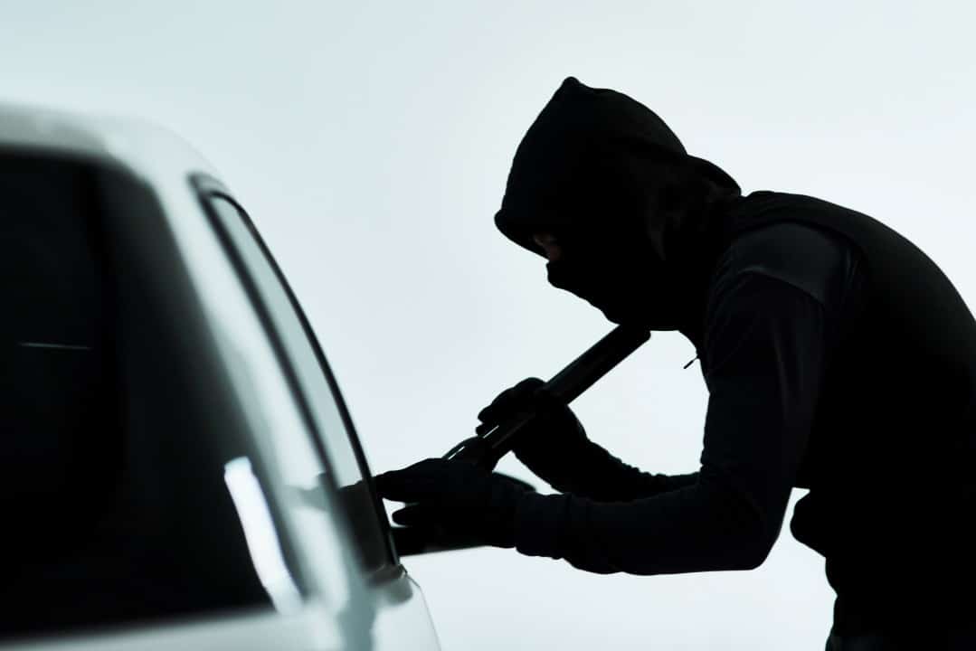 Homem, carro e tentativa de furto com criminoso