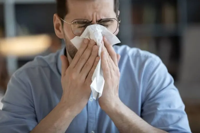 Homem com lenço, tossindo, espirrando