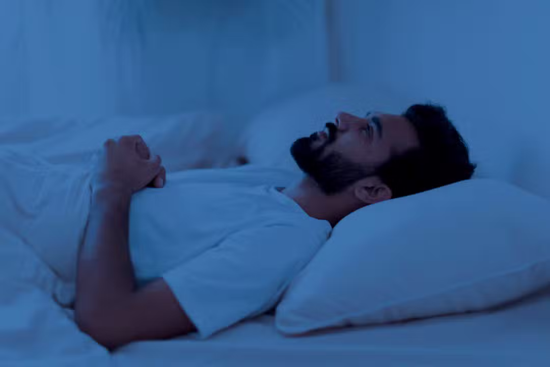 Homem deitado acordado, dormir, sono