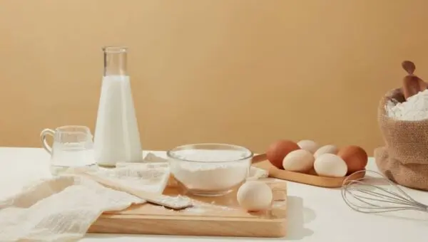Ingredientes para bolo, leite, ovo, farinha.