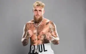 Jake Paul zomba de lesão grave de Conor McGregor no UFC 329 após a luta contra Max Holloway em Las Vegas