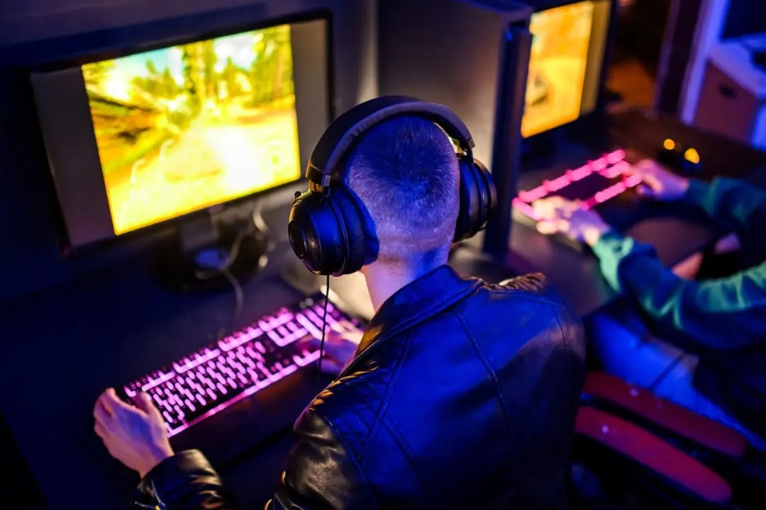 Jogo PC, homem jogando