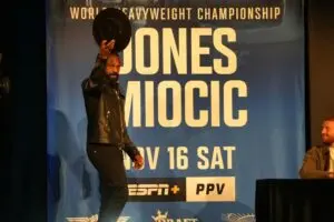 Jon Jones chama Lewis Hamilton de covarde após ser bloqueado pelo piloto; entenda a treta