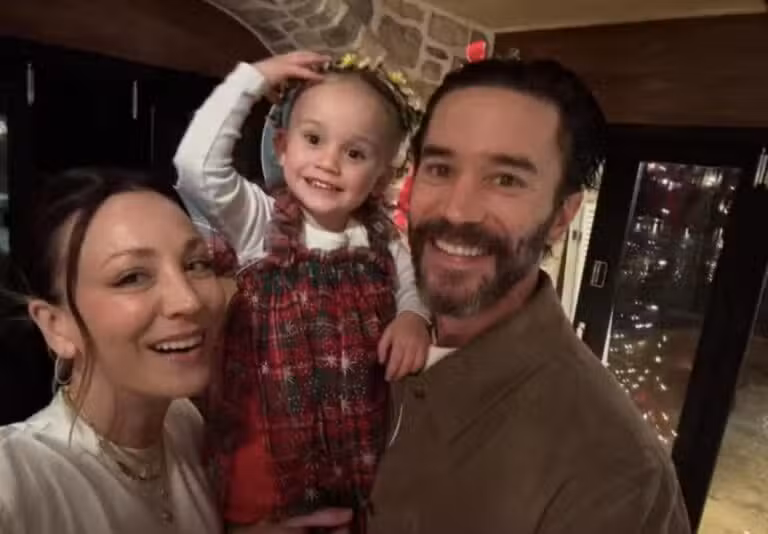 Kaley Cuoco e Tom Pelphrey com a filha